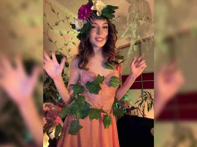 WednesdayFridayAddams webcam