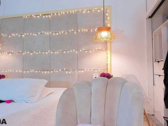 violethilton's BongaCams show and profile