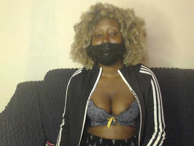 Sexxypetite webcam bongacams model stream image