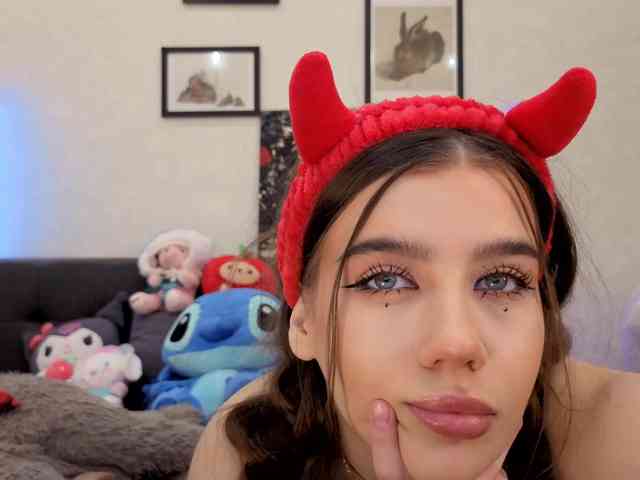 dolly-ll Live Webcam on BongaCams