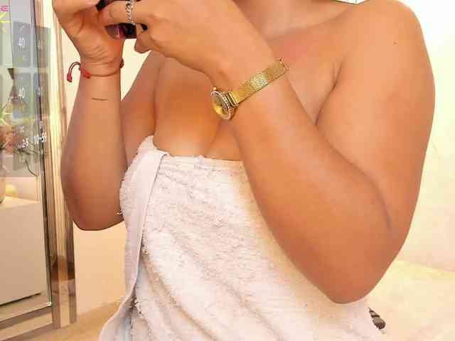 Luisa-Martinez webcam