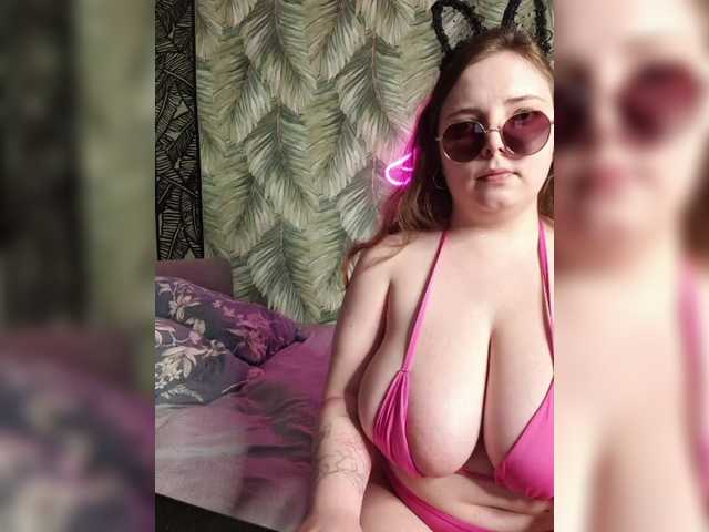 Red-rooms's BongaCams show and profile