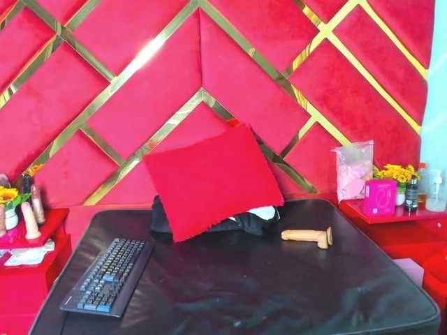 FreyjaNaugthy's BongaCams show and profile