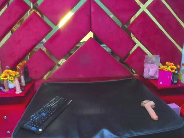 FreyjaNaugthy's BongaCams show and profile