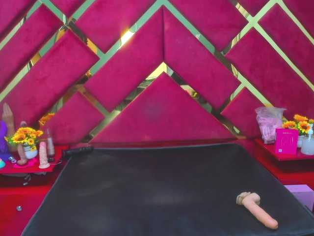 FreyjaNaugthy's BongaCams show and profile