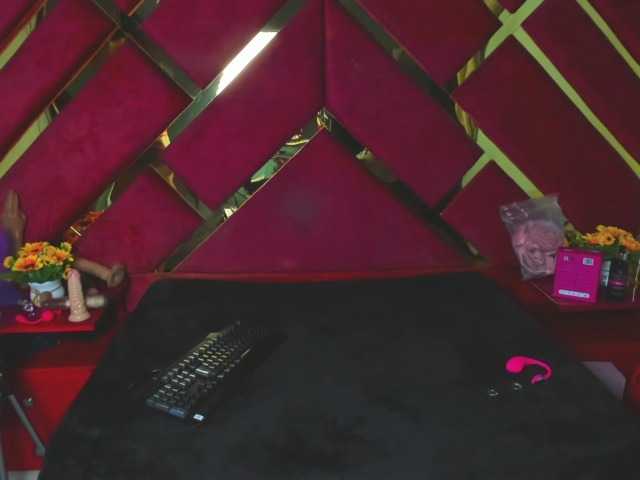 FreyjaNaugthy's BongaCams show and profile