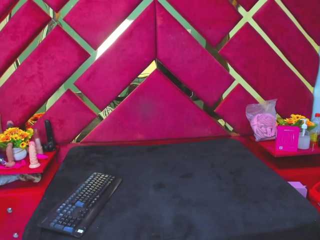 FreyjaNaugthy's BongaCams show and profile