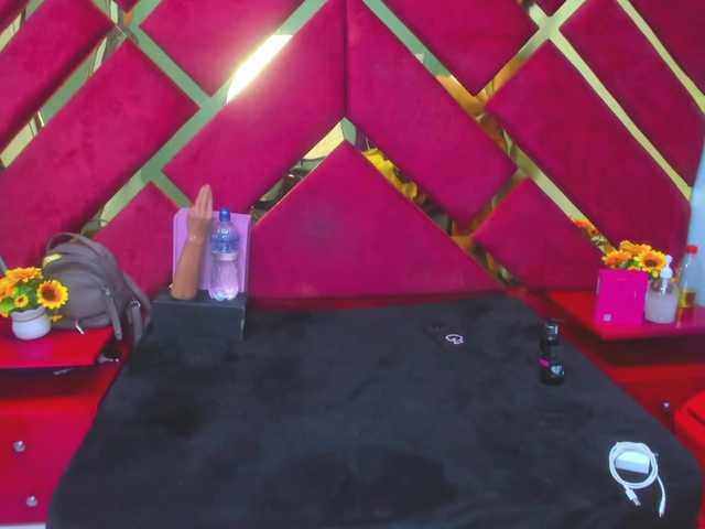 FreyjaNaugthy's BongaCams show and profile