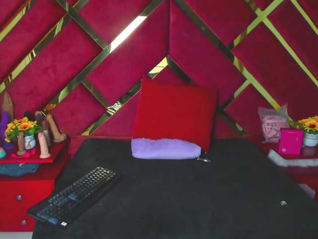 FreyjaNaugthy's BongaCams show and profile