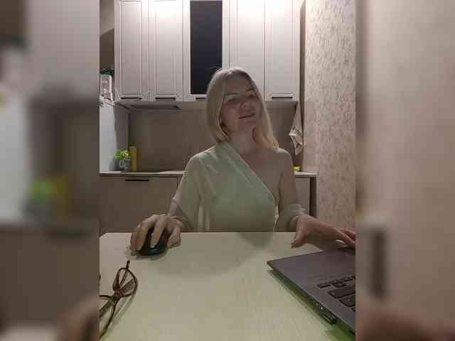 LadyMin webcam