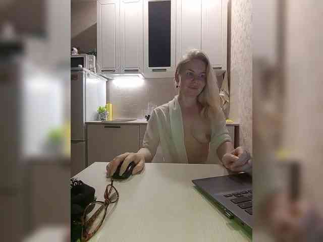 LadyMin webcam