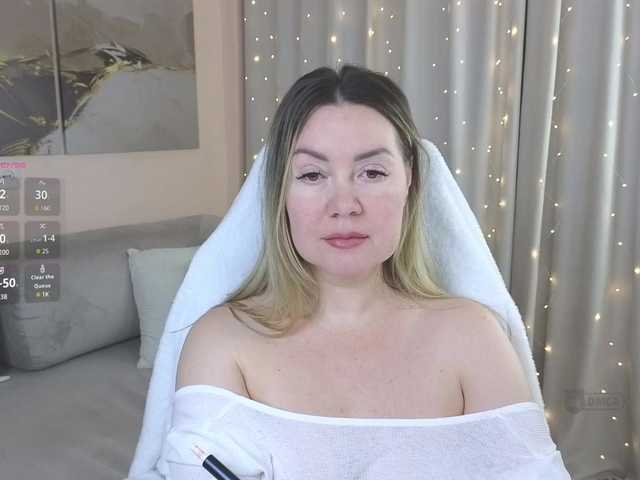 AmieHerry Live Cam and Statistics on UnifiedCams