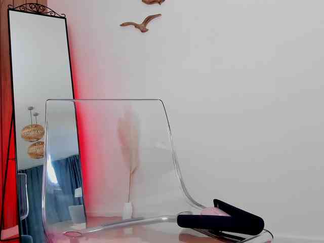 LeylaRoss webcam