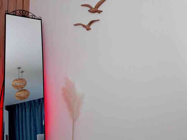 LeylaRoss webcam