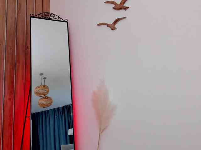 LeylaRoss webcam