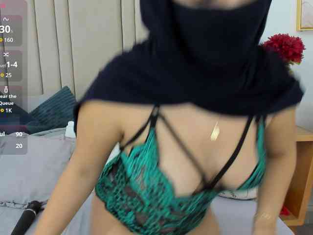 striptease nude Izadii