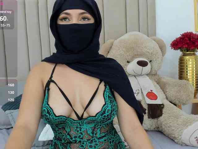 striptease nude Izadii