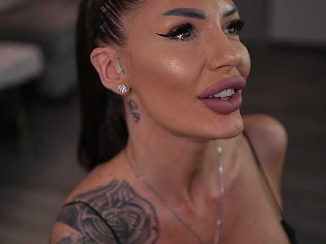 RaquelleVon's BongaCams show and profile