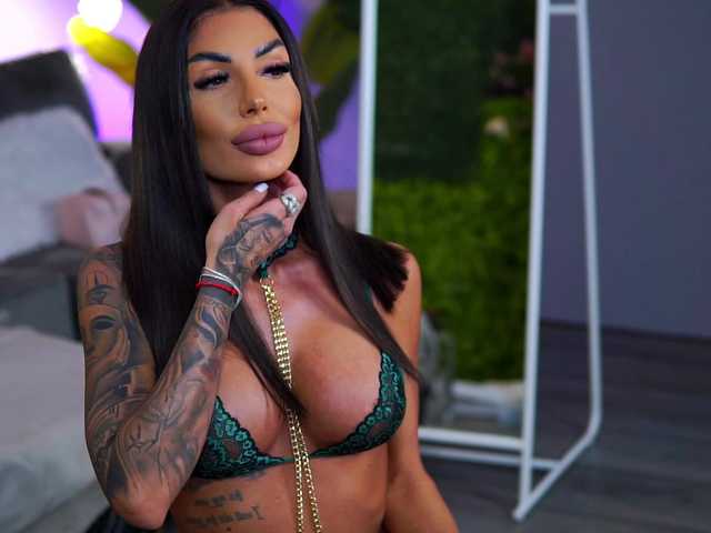 RaquelleVon from BongaCams is Freechat