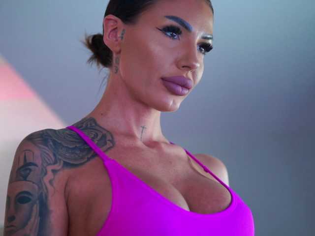 RaquelleVon's BongaCams show and profile