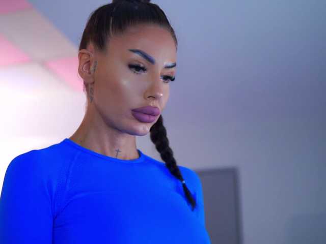 RaquelleVon's BongaCams show and profile