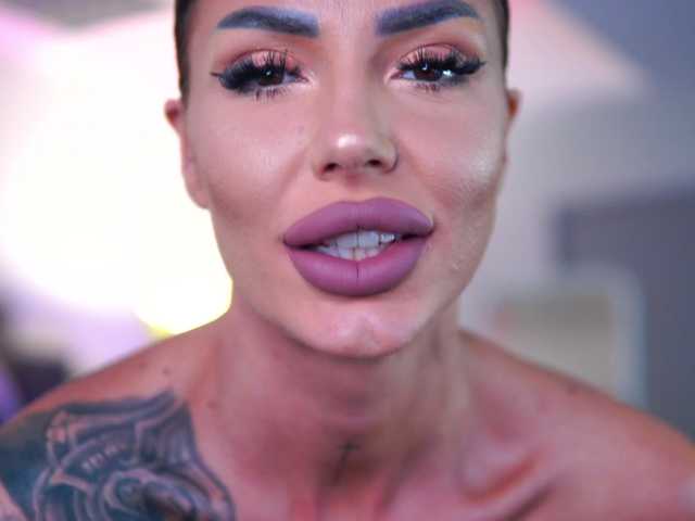 RaquelleVon from BongaCams