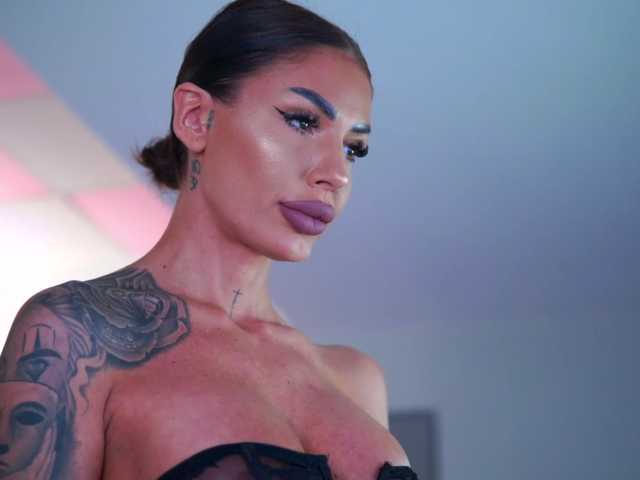 RaquelleVon's BongaCams show and profile