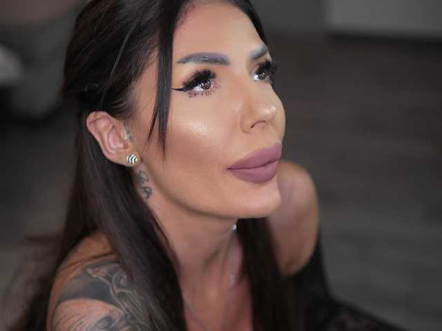 RaquelleVon's BongaCams show and profile