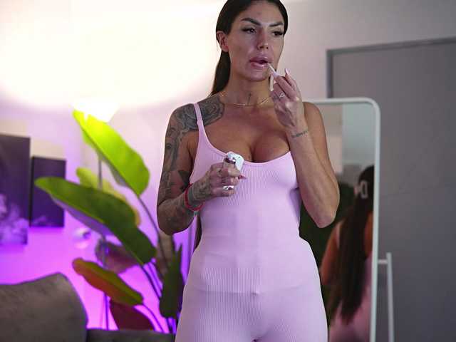 RaquelleVon's BongaCams show and profile