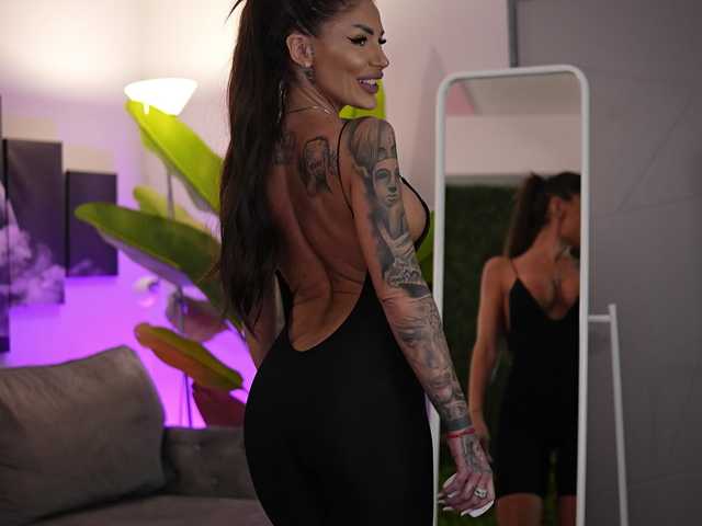 RaquelleVon's BongaCams show and profile