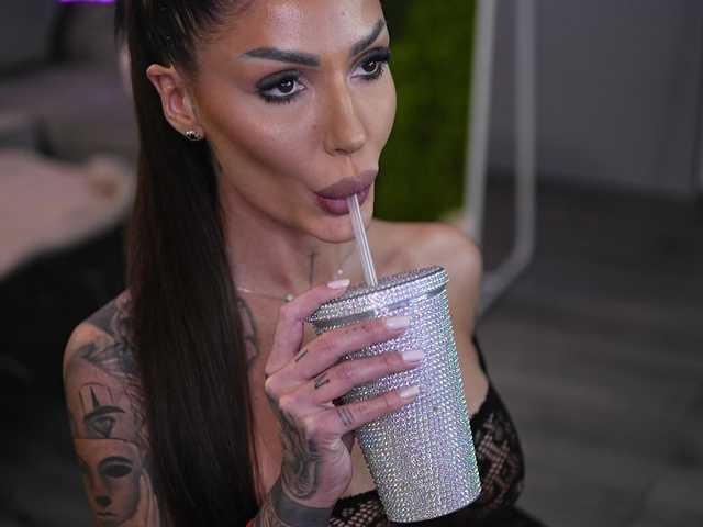 RaquelleVon's BongaCams show and profile