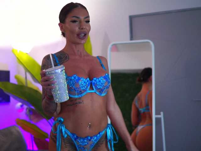 RaquelleVon's BongaCams show and profile