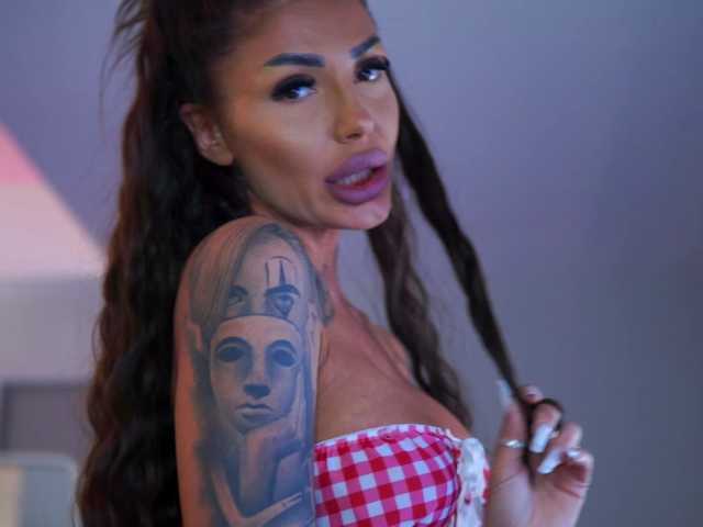 RaquelleVon's BongaCams show and profile