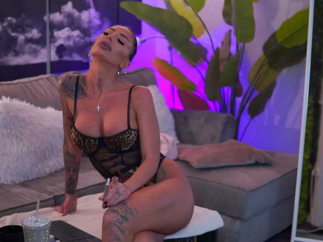 go to chat with RaquelleVon