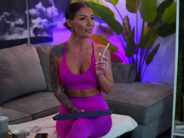 RaquelleVon from BongaCams is Freechat