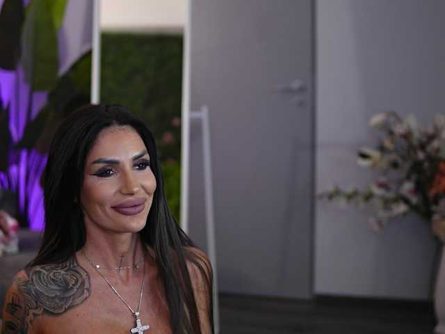 RaquelleVon's BongaCams show and profile