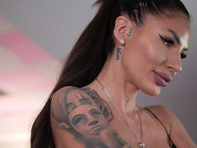 RaquelleVon's BongaCams show and profile