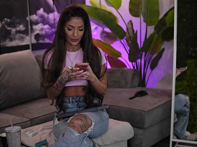 RaquelleVon's BongaCams show and profile