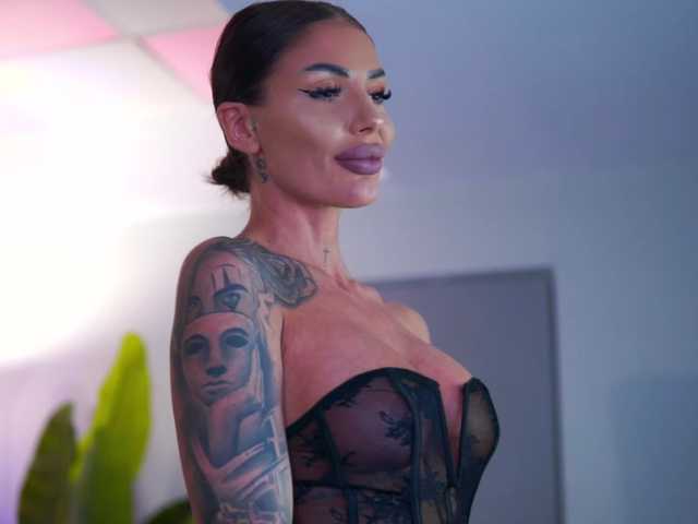RaquelleVon's BongaCams show and profile