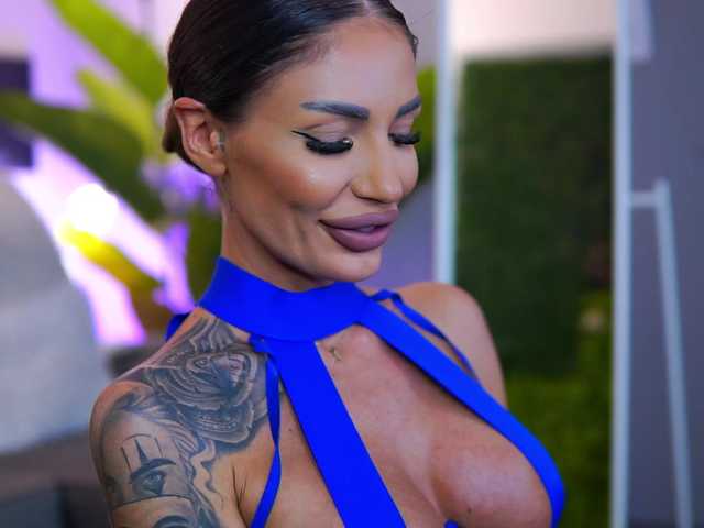 Masturbate to RaquelleVon, she wants to masturbate for you RaquelleVon from BongaCams