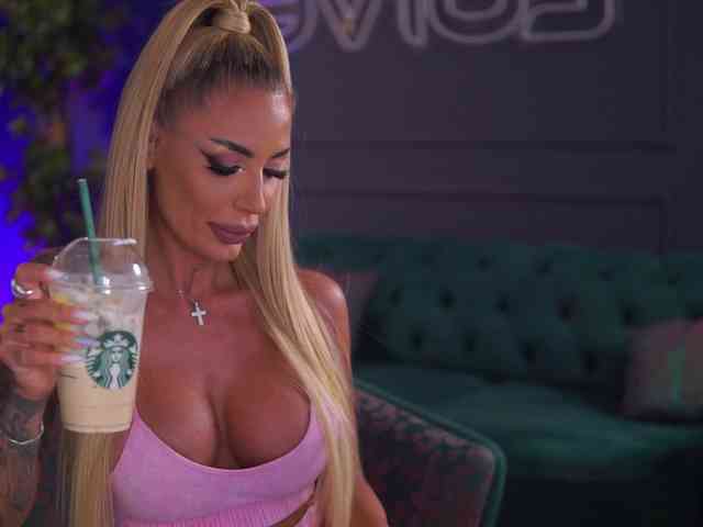 sexy striptease RaquelleVon