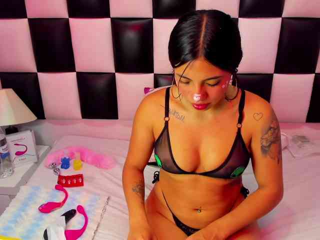 ariana-naugthy webcam