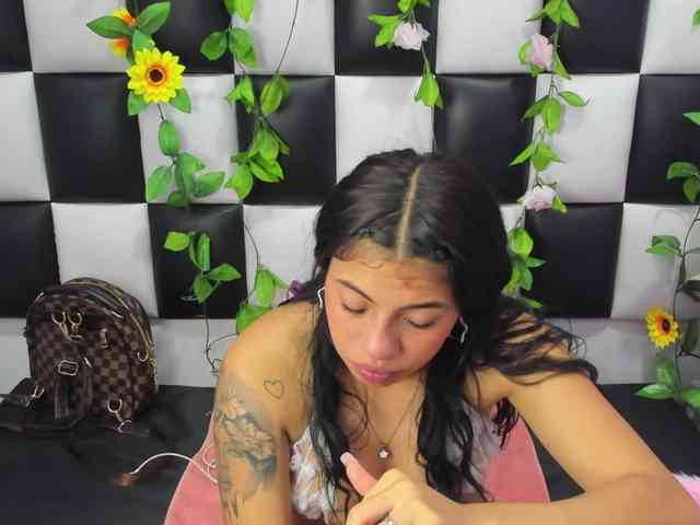 ariana-naugthy webcam