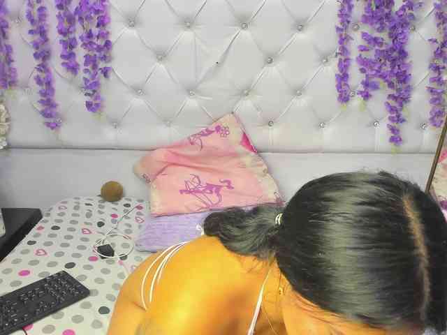 ariana-naugthy webcam