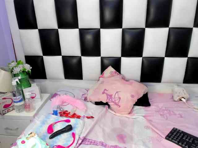 ariana-naugthy webcam