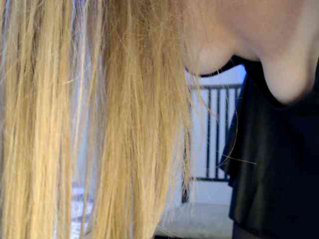 AlyssaNeon webcam