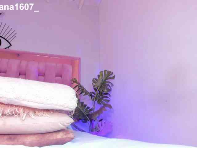 Lady-Voluptuous webcam