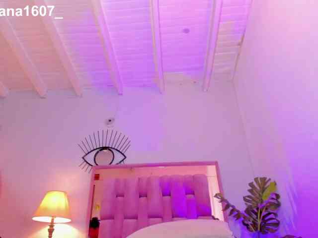Lady-Voluptuous webcam