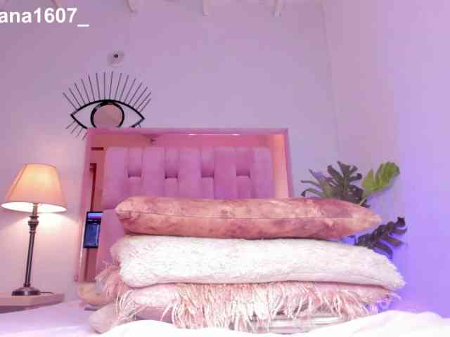 Lady-Voluptuous webcam