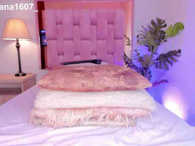 Lady-Voluptuous webcam